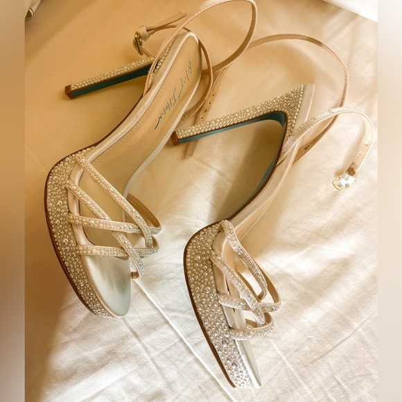 NWOT - Betsy Johnson Perl heels -  size 9.5 - Picture 3 of 6